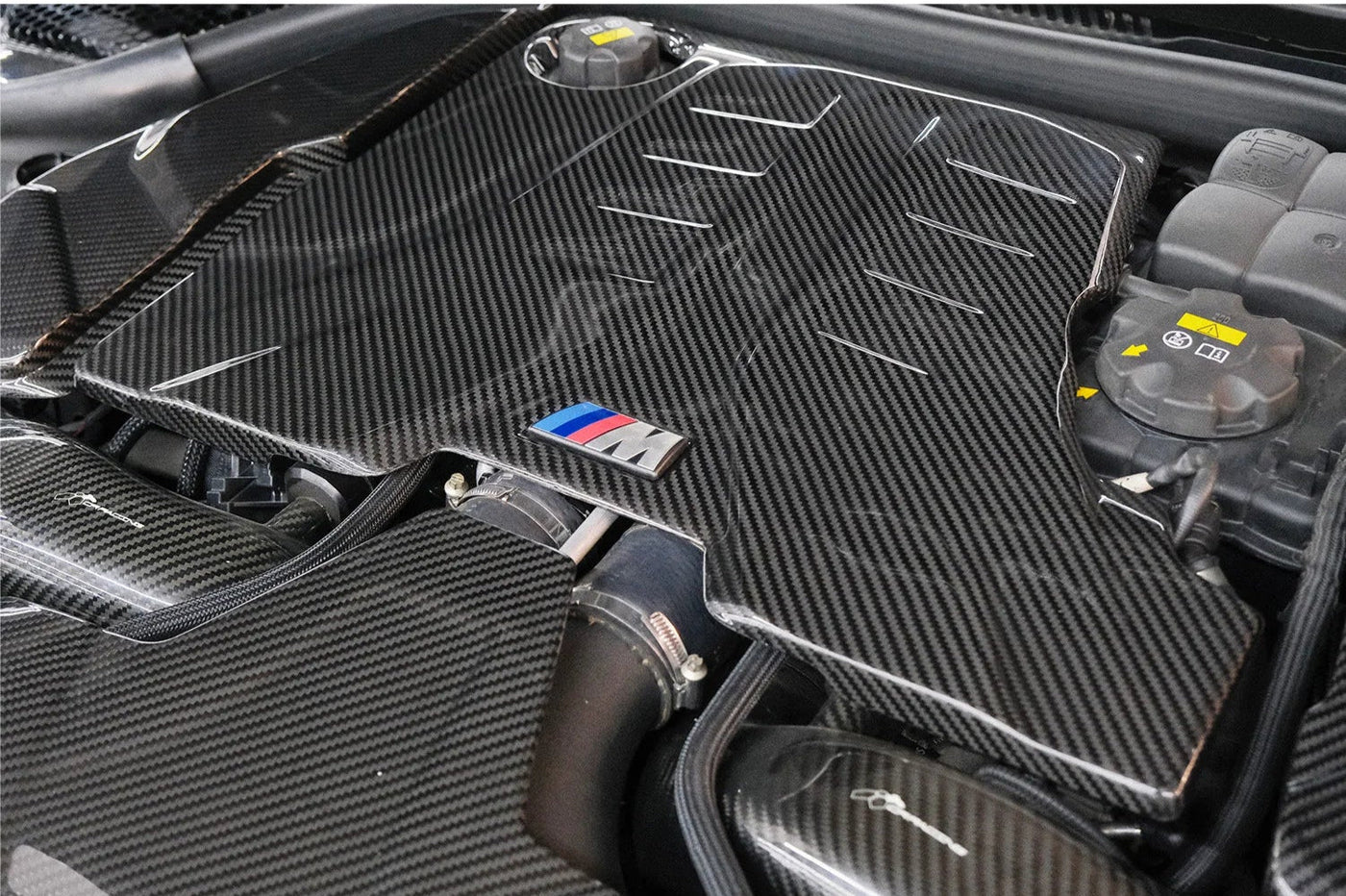 Carbon Fiber Upper Engine Cover - BMW F90 M5
