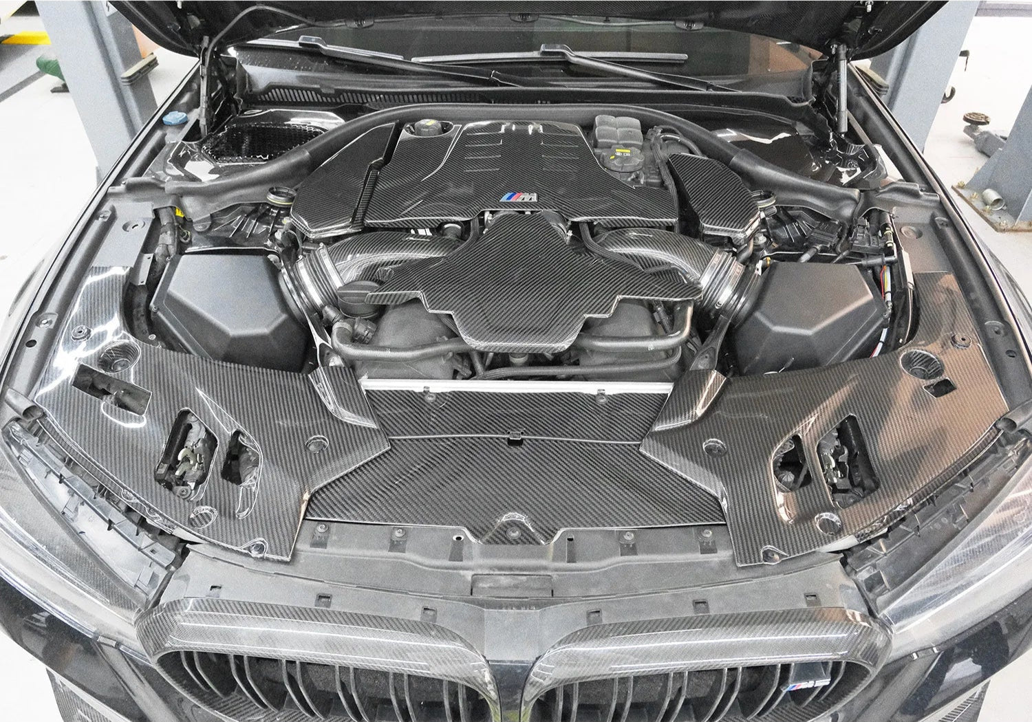 Carbon Fiber Upper Engine Cover - BMW F90 M5